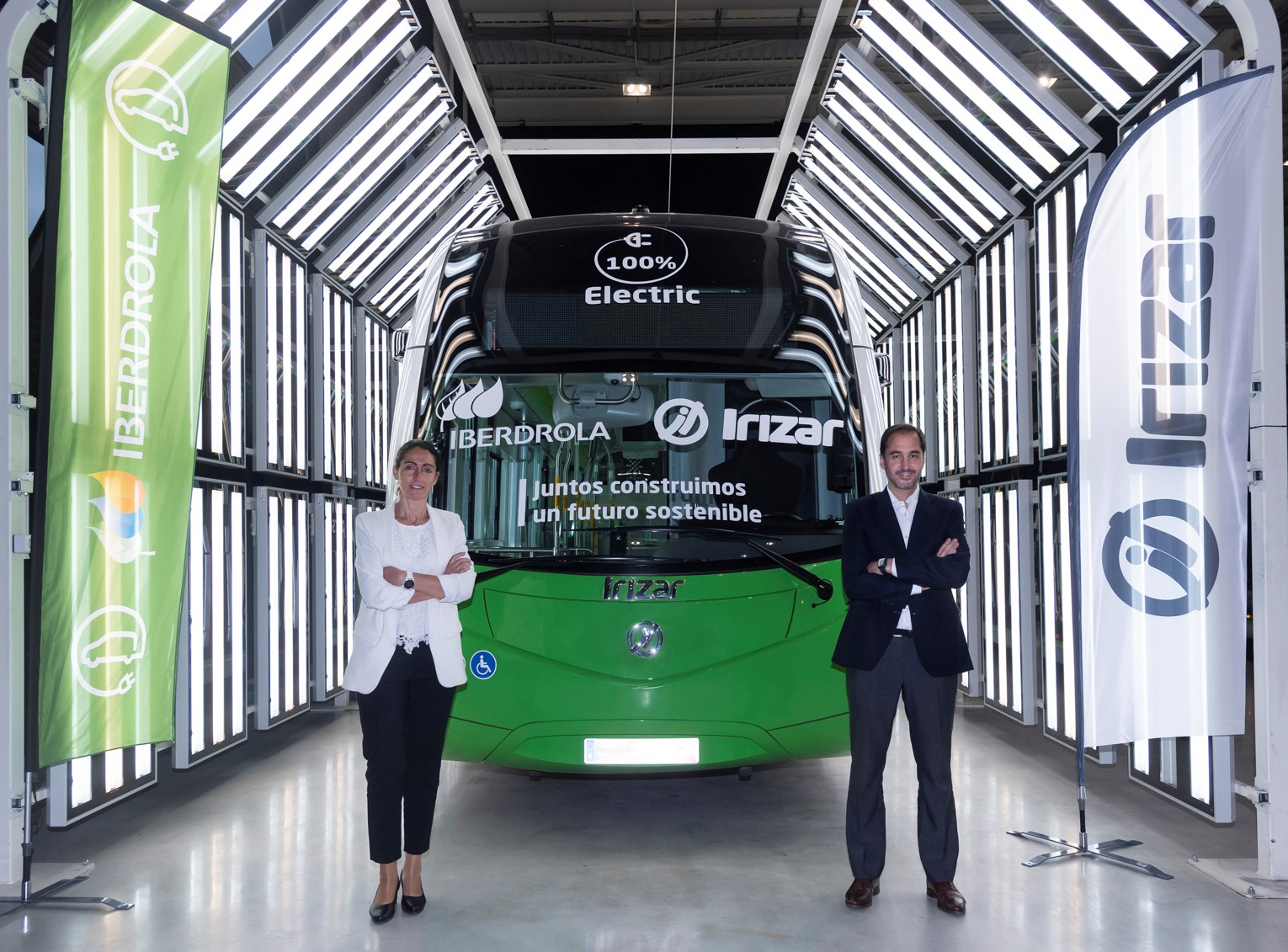 Irizar e Iberdrola speed up electrical mobility: Agreement to electrify urban transport and supply green energy