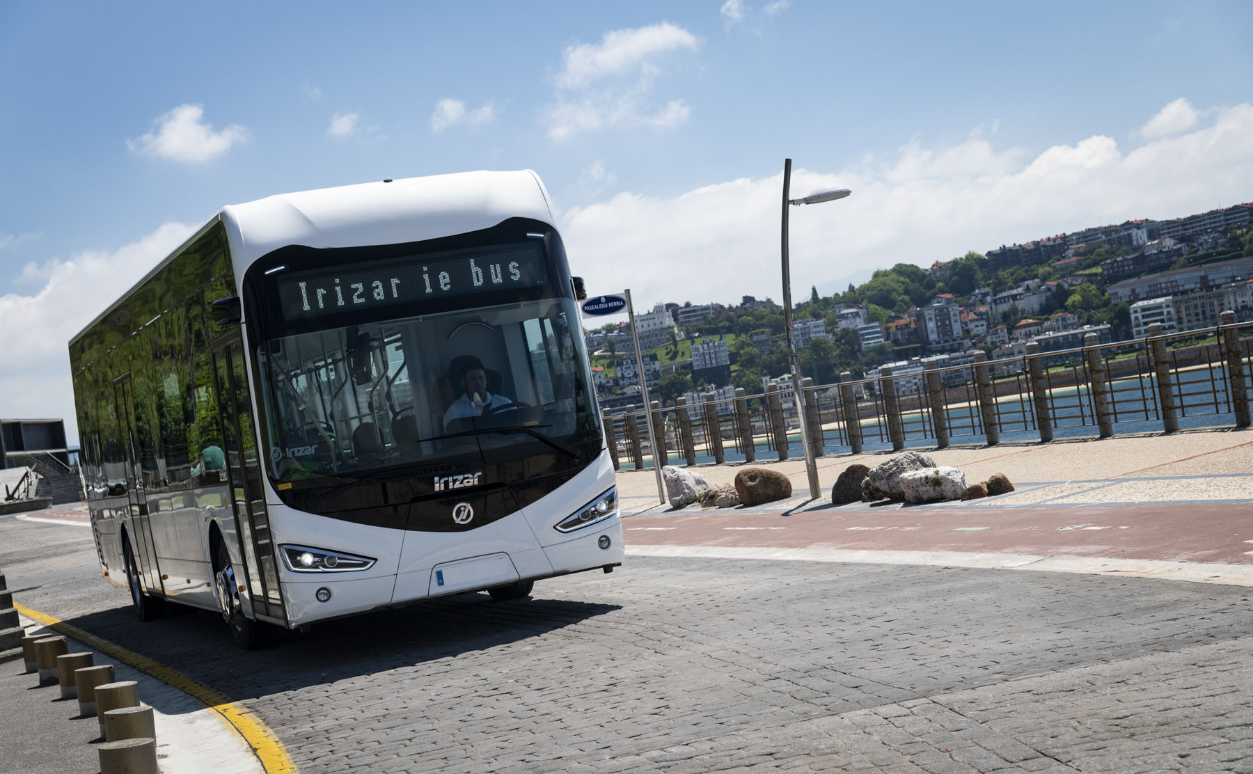 Irizar e-mobility will deliver eight electric buses to Hamburg