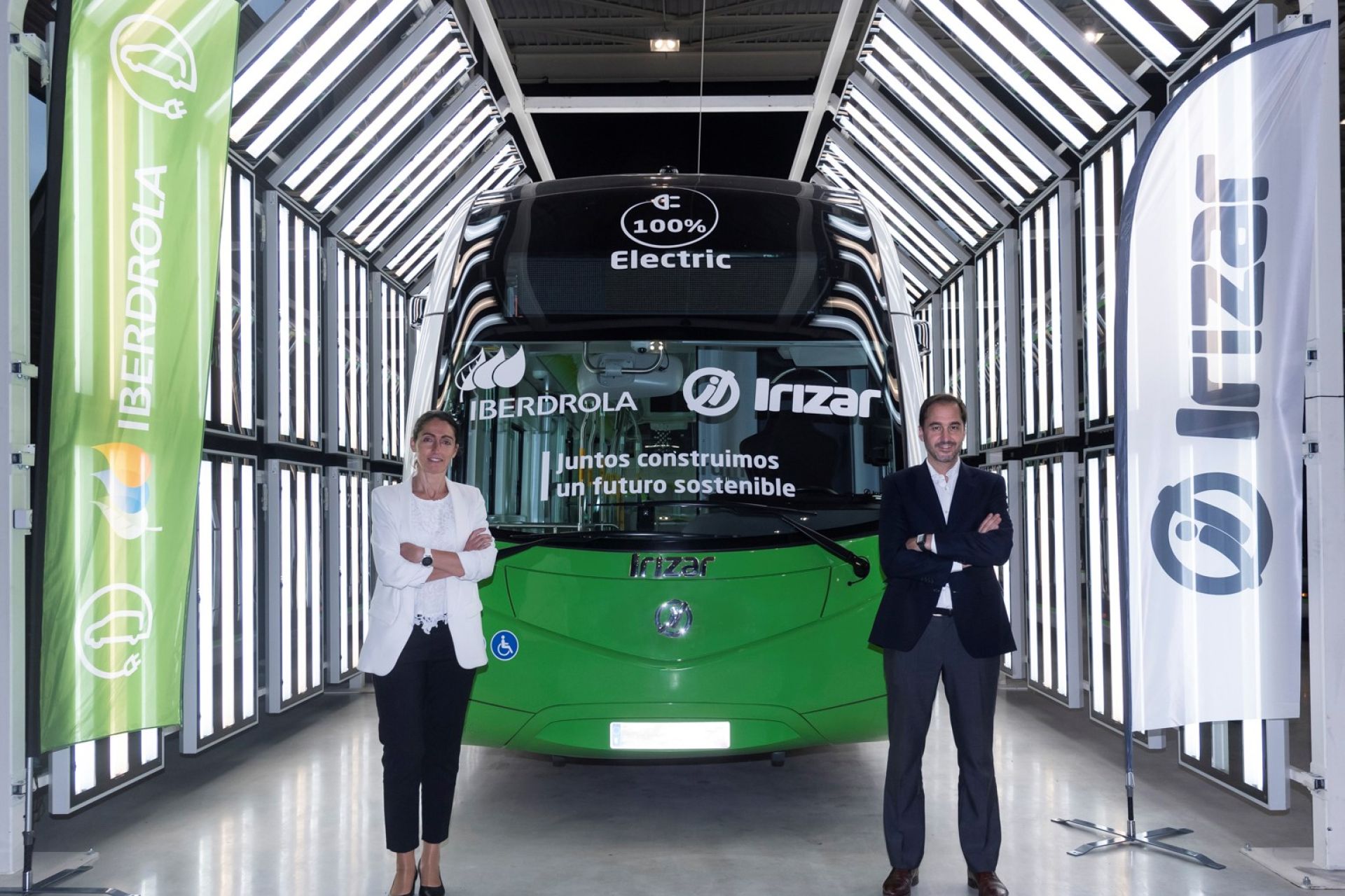 Irizar e Iberdrola speed up electrical mobility: Agreement to electrify urban transport and supply green energy